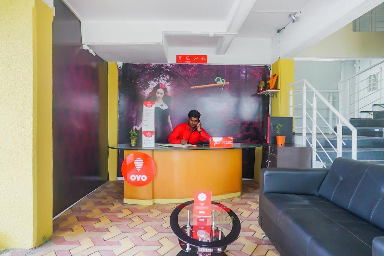 Oyo 16007 Sk Executive Otel Yerandwane Dış mekan fotoğraf