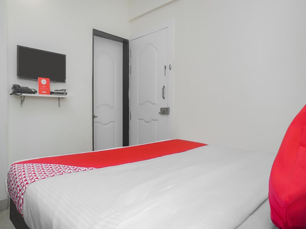 Oyo 16007 Sk Executive Otel Yerandwane Dış mekan fotoğraf