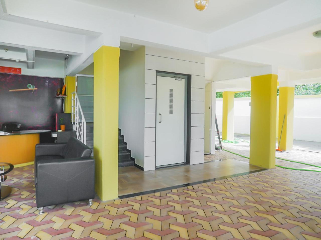 Oyo 16007 Sk Executive Otel Yerandwane Dış mekan fotoğraf